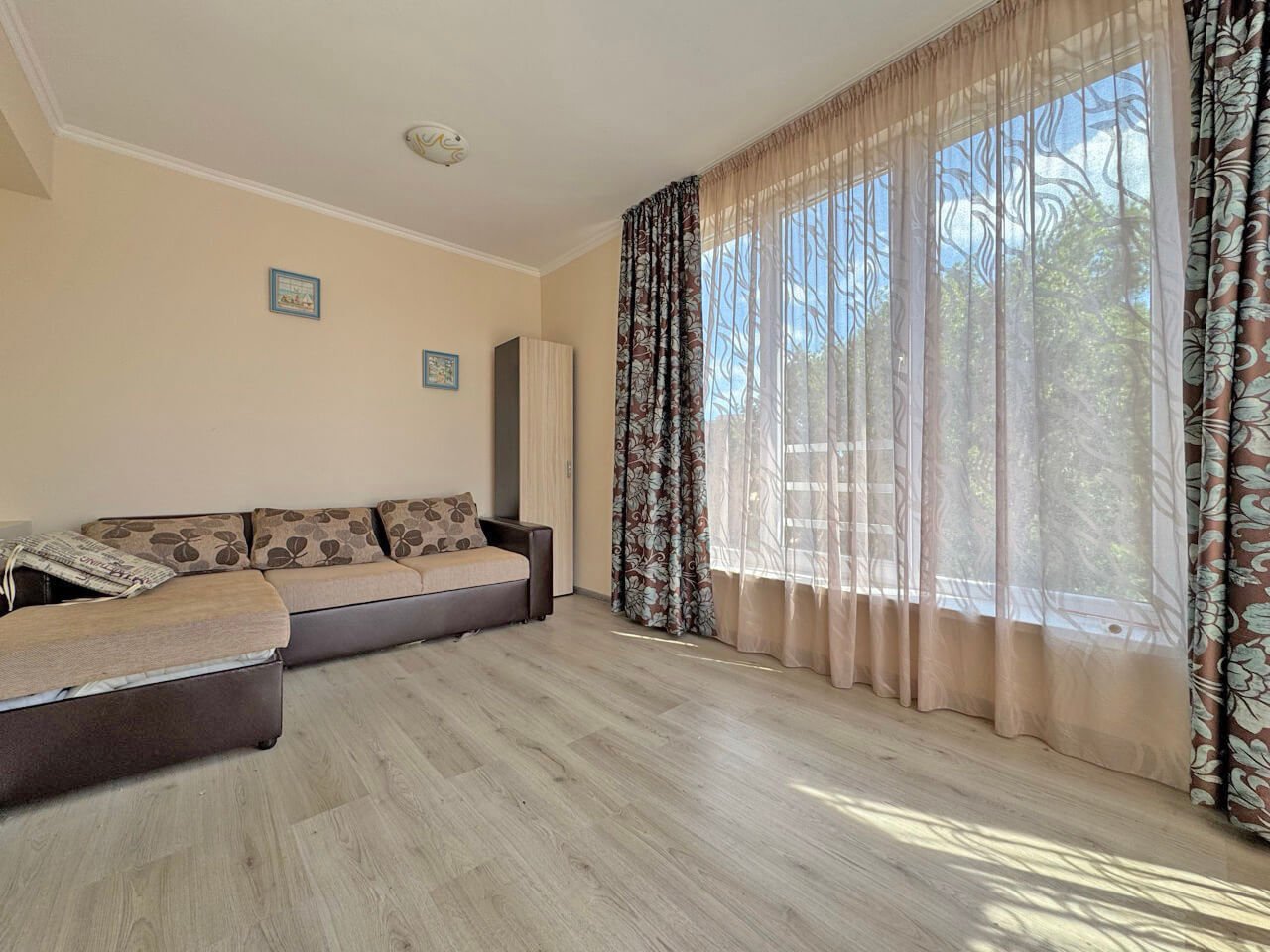 Appartamento con tre camere e vista sulla piscina nel complesso residenziale VIP Park a Sunny Beach.