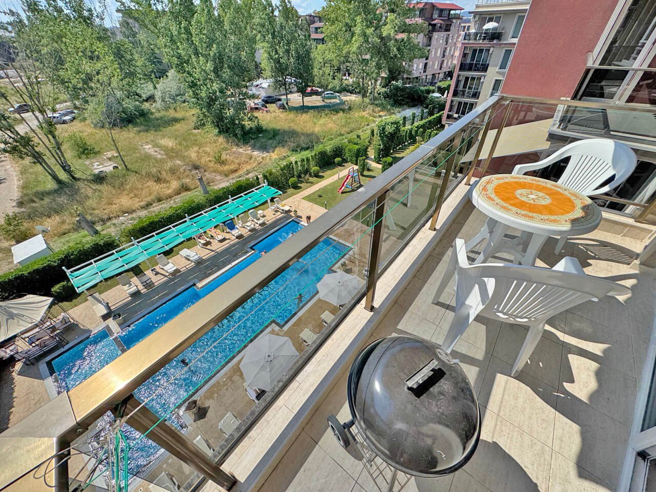 Appartamento con tre camere e vista sulla piscina nel complesso residenziale VIP Park a Sunny Beach.