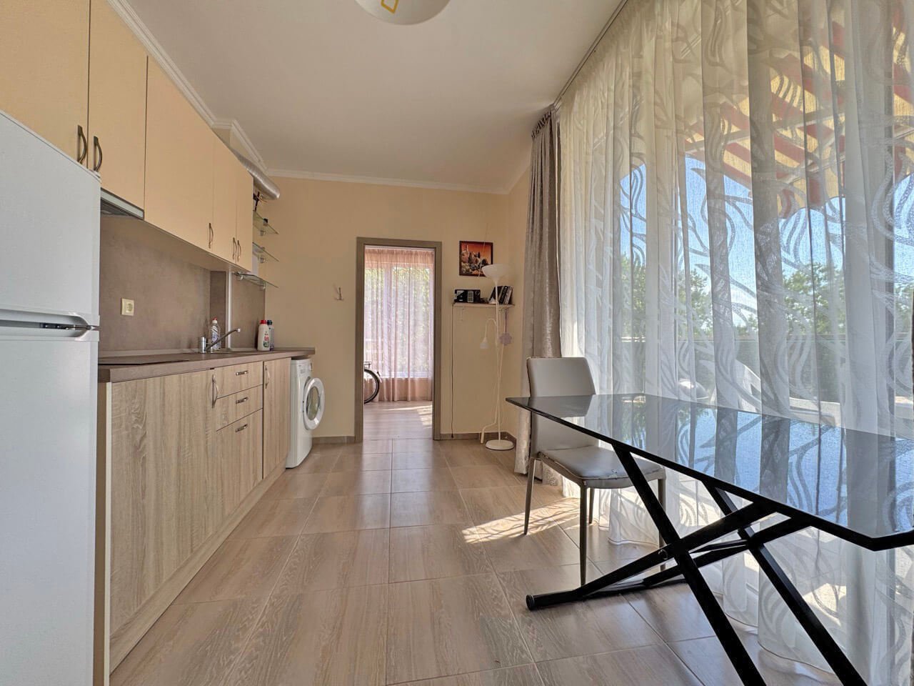 Appartamento con tre camere e vista sulla piscina nel complesso residenziale VIP Park a Sunny Beach.