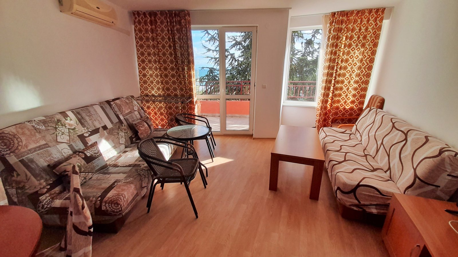 Appartamento con due camere nella residenza Riviera Fort Beach direttamente sul mare a Rawda, Bulgaria.