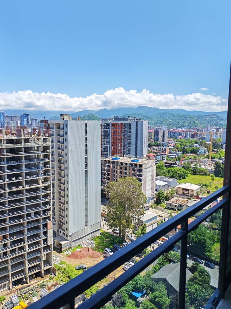 Monolocale moderno arredato a Batumi, Georgia – Vista panoramica sulla città e sulle montagne