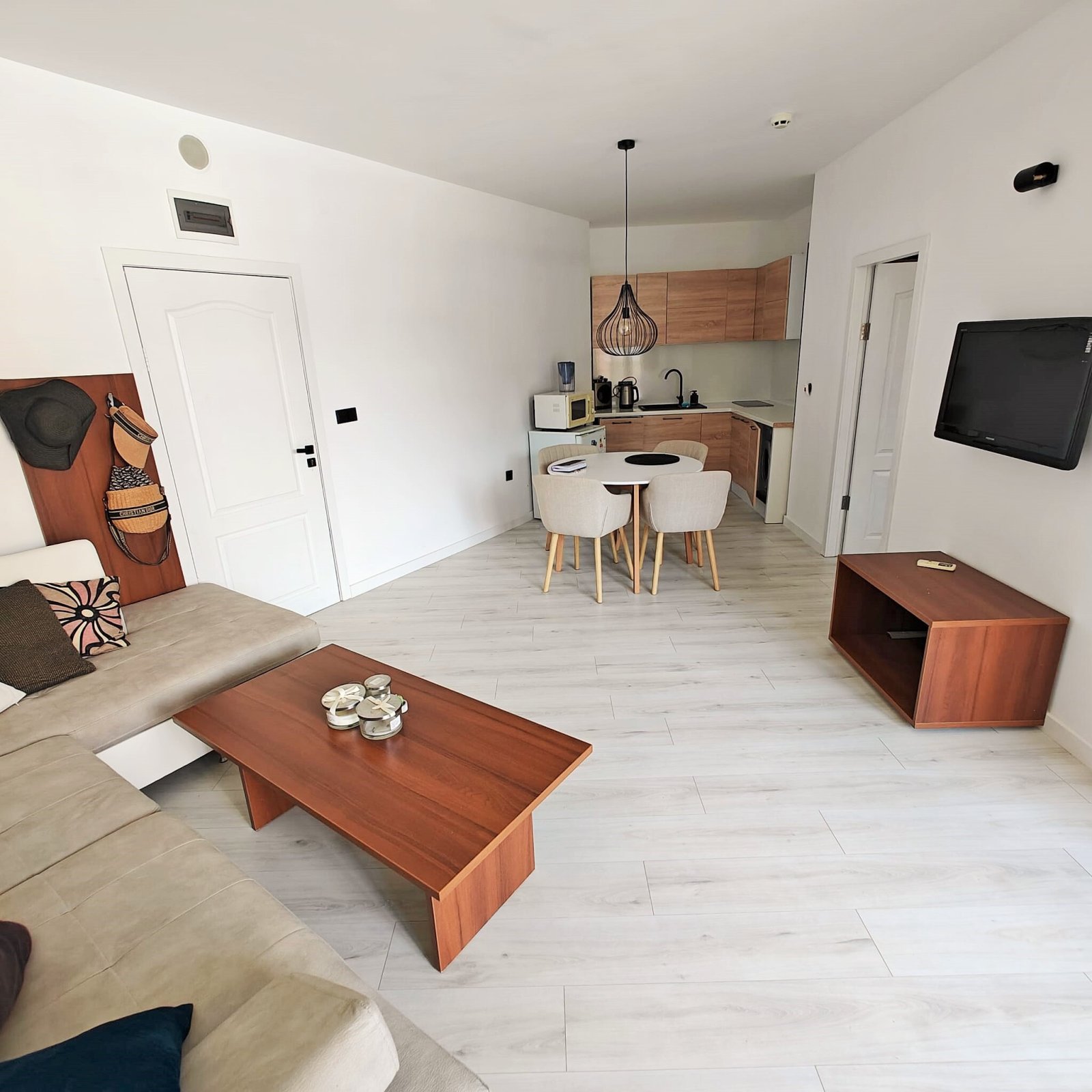 Appartamento elegante con 2 camere da letto e vista sulla piscina, a soli 50 metri dal mare, nella residenza Grenada, Sunny Beach, Bulgaria.