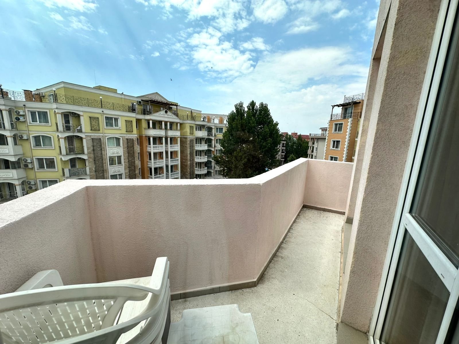 Appartamento con due camere e vista sulla piscina nel complesso residenziale Vanilla Garden a Sunny Beach, Bulgaria.