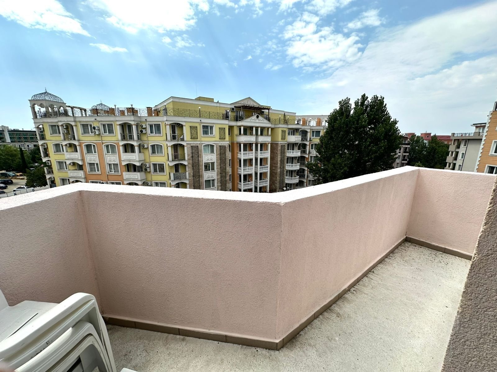Appartamento con due camere e vista sulla piscina nel complesso residenziale Vanilla Garden a Sunny Beach, Bulgaria.