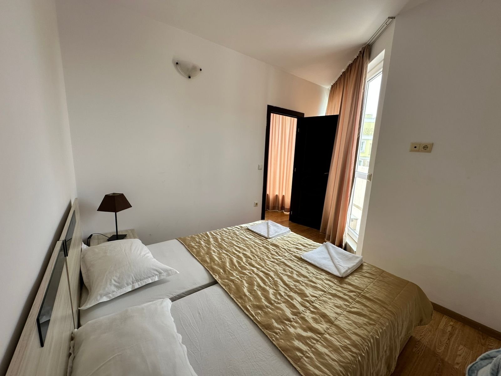 Appartamento con due camere e vista sulla piscina nel complesso residenziale Vanilla Garden a Sunny Beach, Bulgaria.