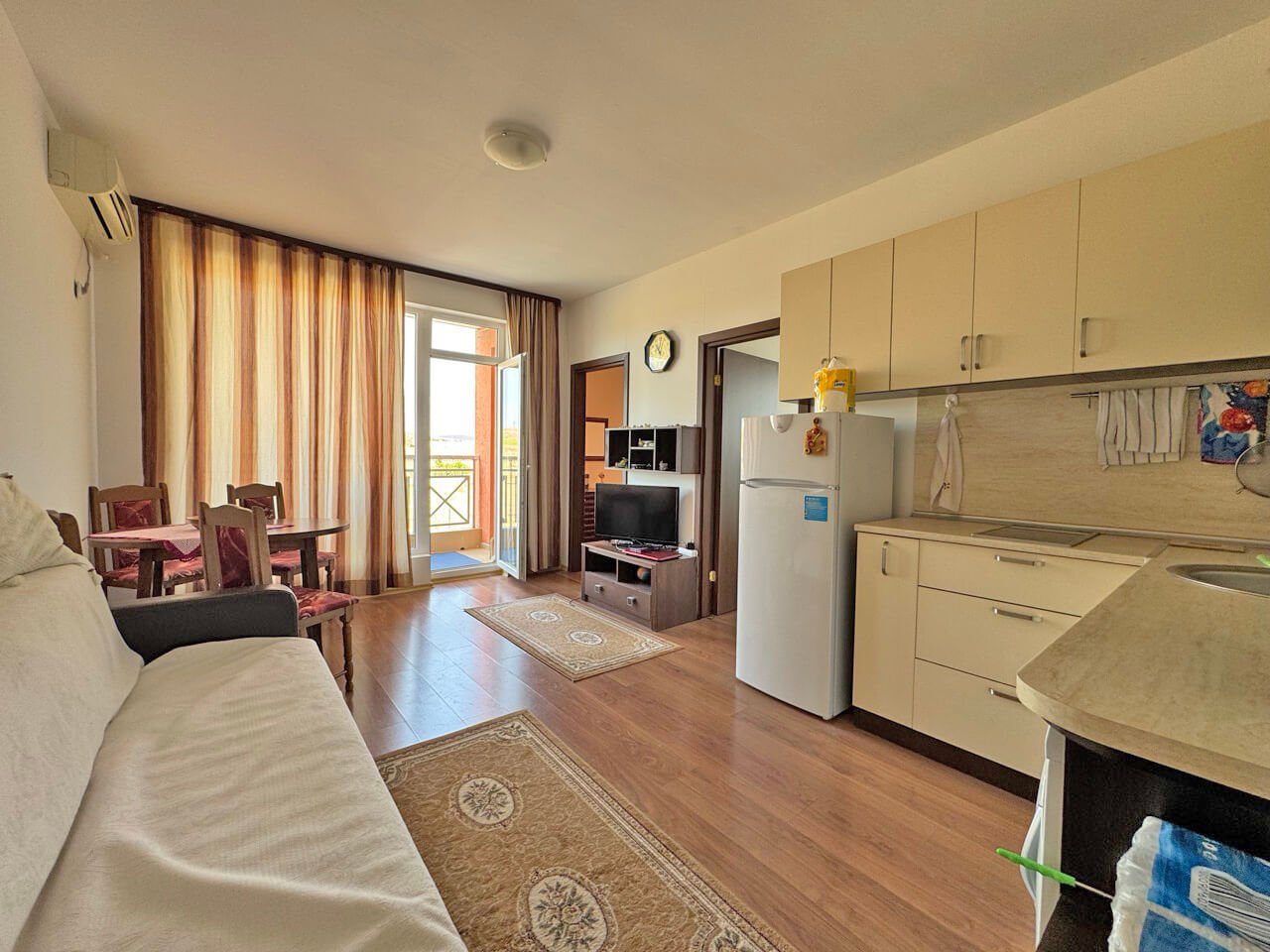 Appartamento con due camere e vista sulle montagne nel complesso residenziale Sunny Day 6 al Sonnenstrand, Bulgaria