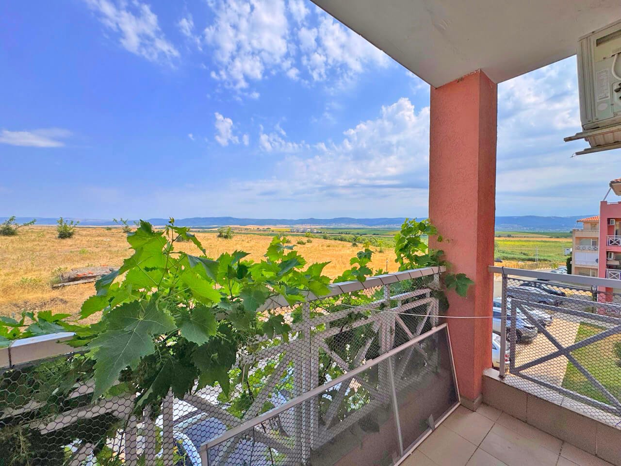Appartamento con due camere e vista sulle montagne nel complesso residenziale Sunny Day 6 al Sonnenstrand, Bulgaria