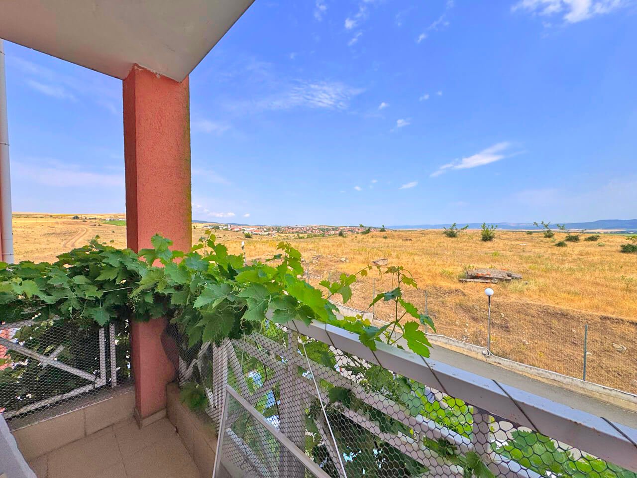 Appartamento con due camere e vista sulle montagne nel complesso residenziale Sunny Day 6 al Sonnenstrand, Bulgaria