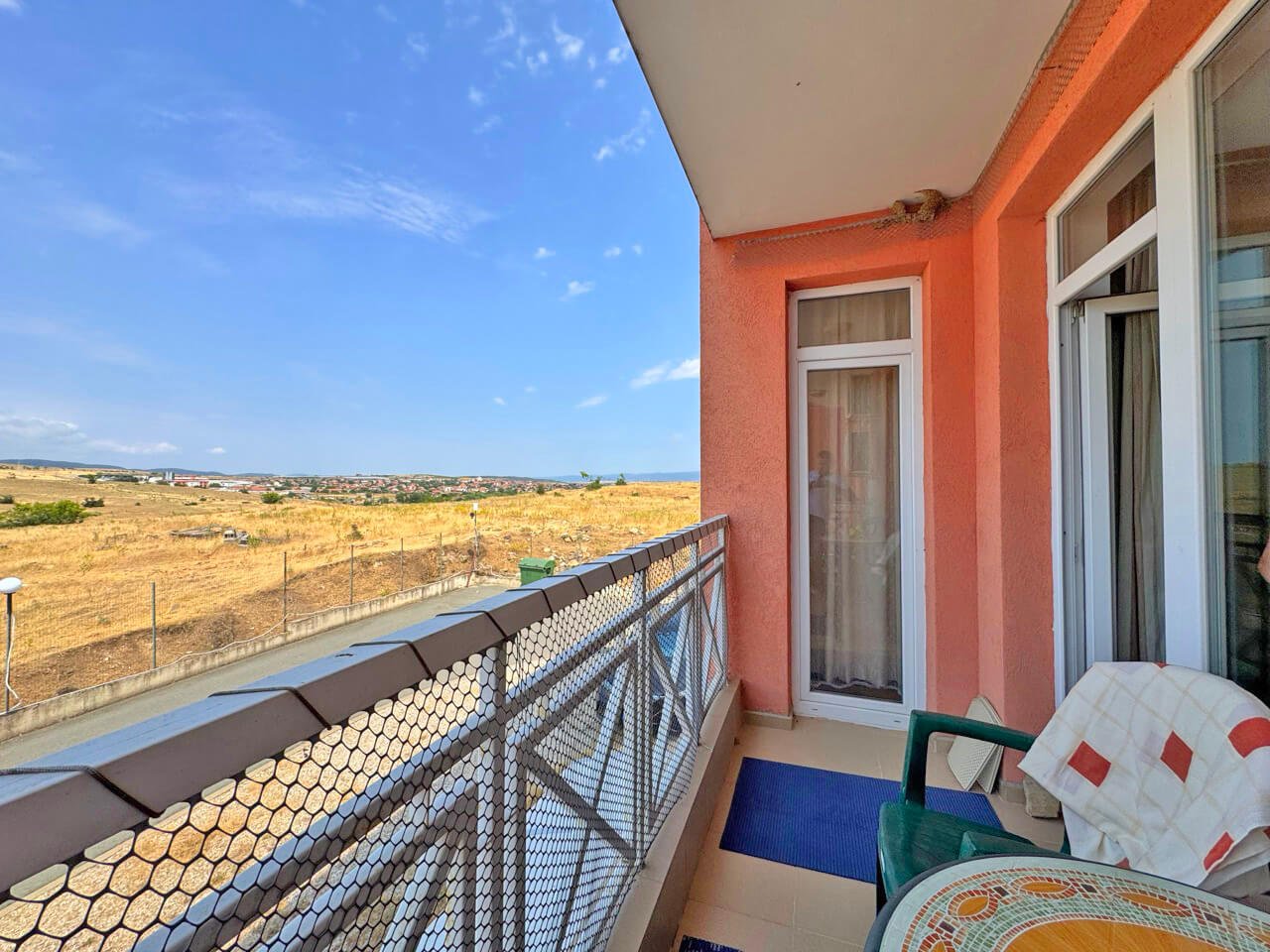 Appartamento con due camere e vista sulle montagne nel complesso residenziale Sunny Day 6 al Sonnenstrand, Bulgaria