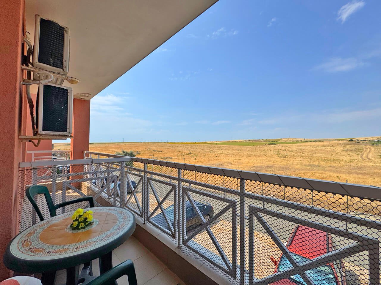 Appartamento con due camere e vista sulle montagne nel complesso residenziale Sunny Day 6 al Sonnenstrand, Bulgaria