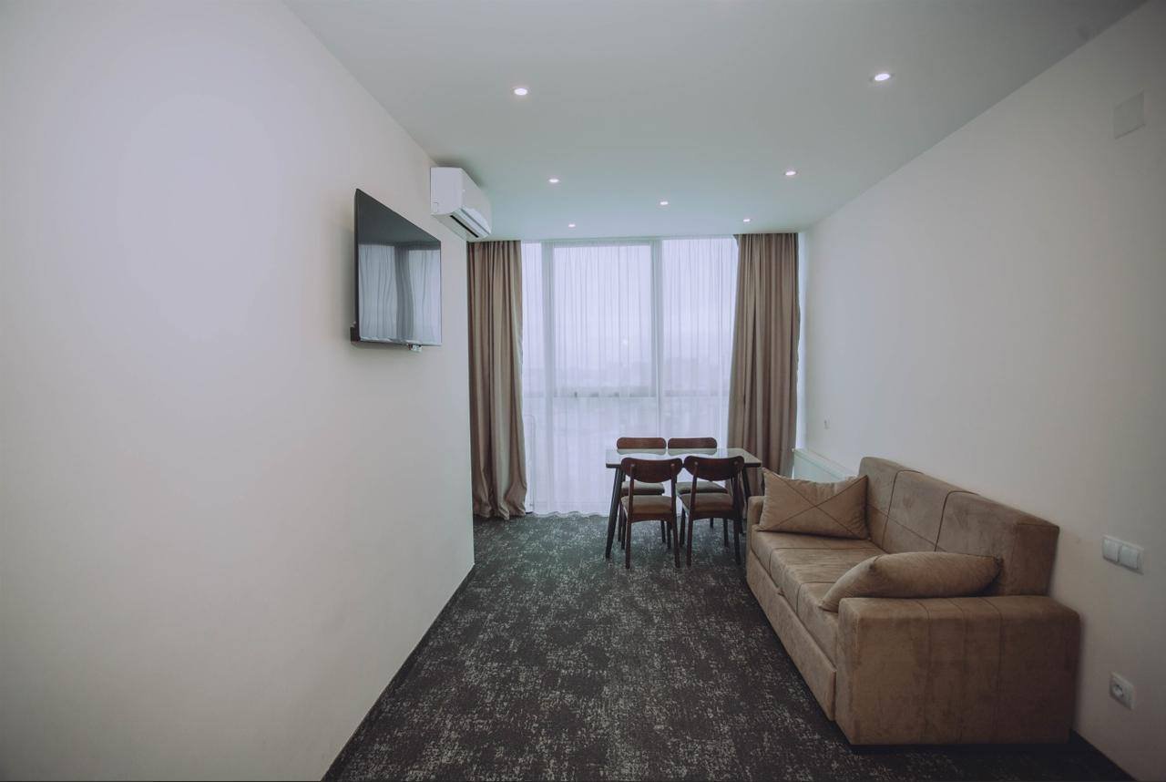 Bellissimo appartamento di 3 camere a Sunrise, Batumi, Georgia – al piano alto con vista panoramica sul mare, sulla città e sulle montagne