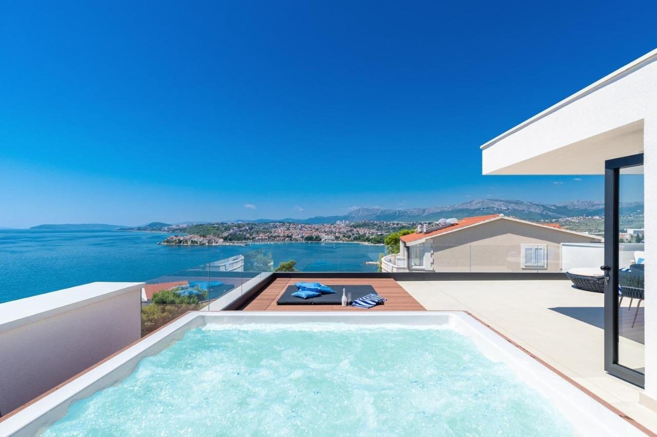Repräsentative Villa mit Wellnessbereich und Blick auf das Meer und die Inseln, Podstrana