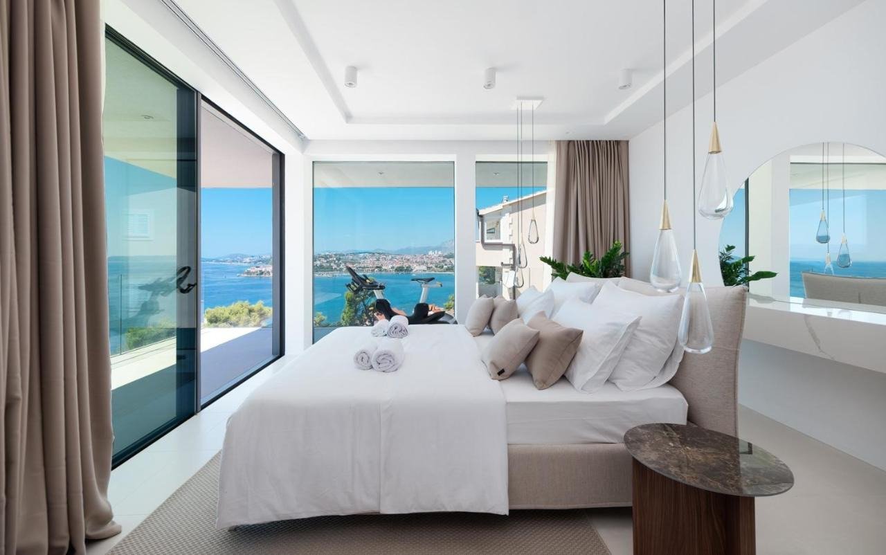 Repräsentative Villa mit Wellnessbereich und Blick auf das Meer und die Inseln, Podstrana