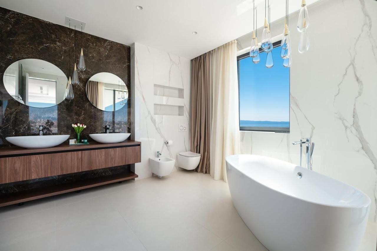 Repräsentative Villa mit Wellnessbereich und Blick auf das Meer und die Inseln, Podstrana