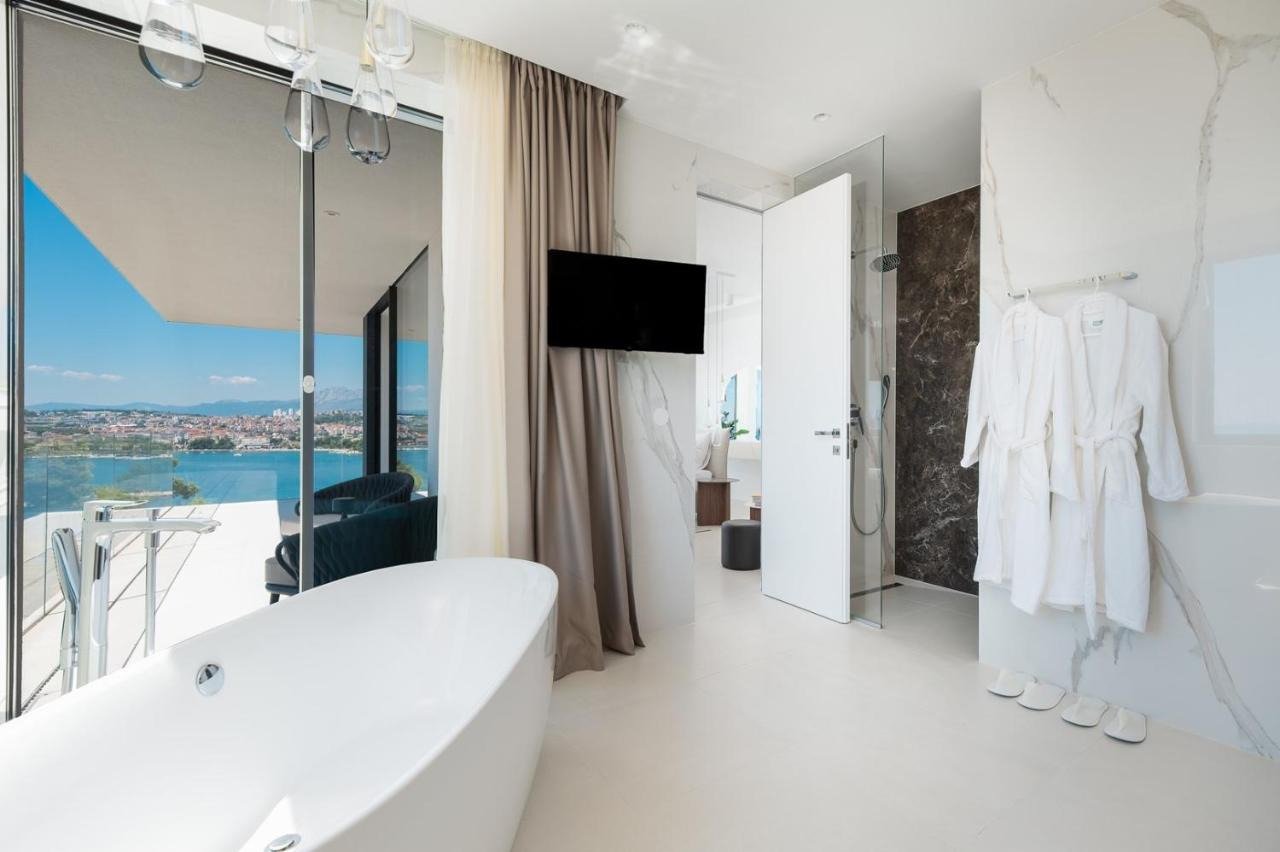 Repräsentative Villa mit Wellnessbereich und Blick auf das Meer und die Inseln, Podstrana
