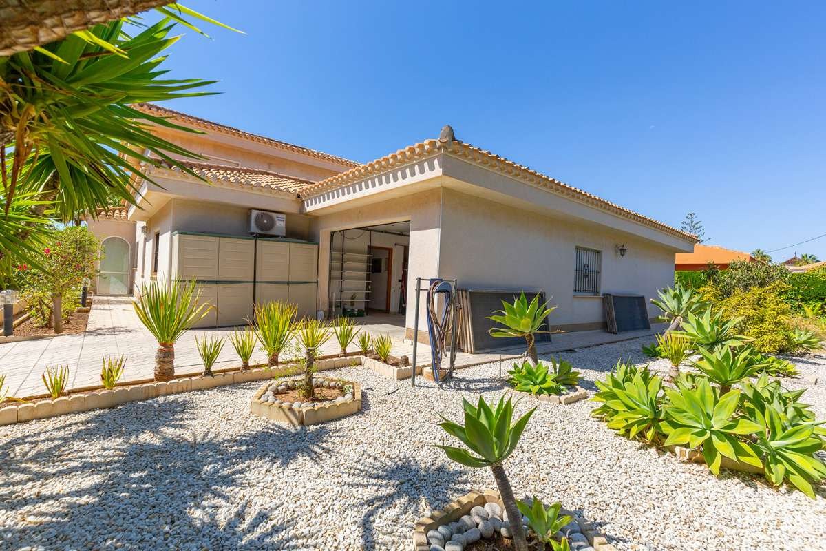Luxuriöse Eckvilla im Herzen von Cabo Roig – komfortables Wohnen am Meer