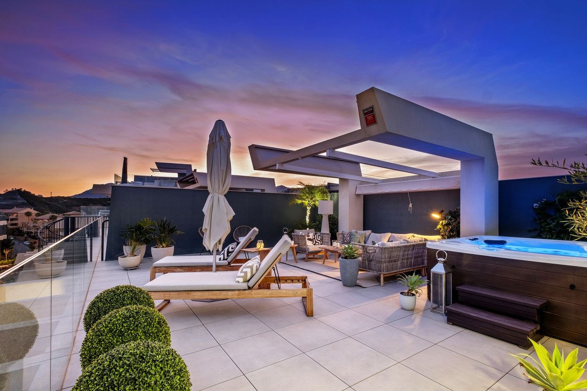 Absoluter Luxus: Duplex-Penthouse mit atemberaubendem Meerblick in Estepona, Costa del Sol
