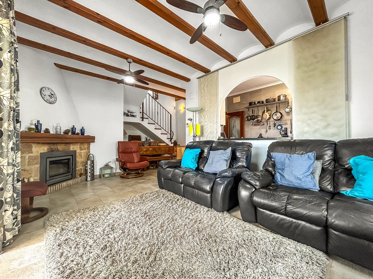 Wunderschöne, freistehende Villa mit 3 Schlafzimmern und 2 Bädern in der Nähe des Zentrums von Sagra, Alicante.