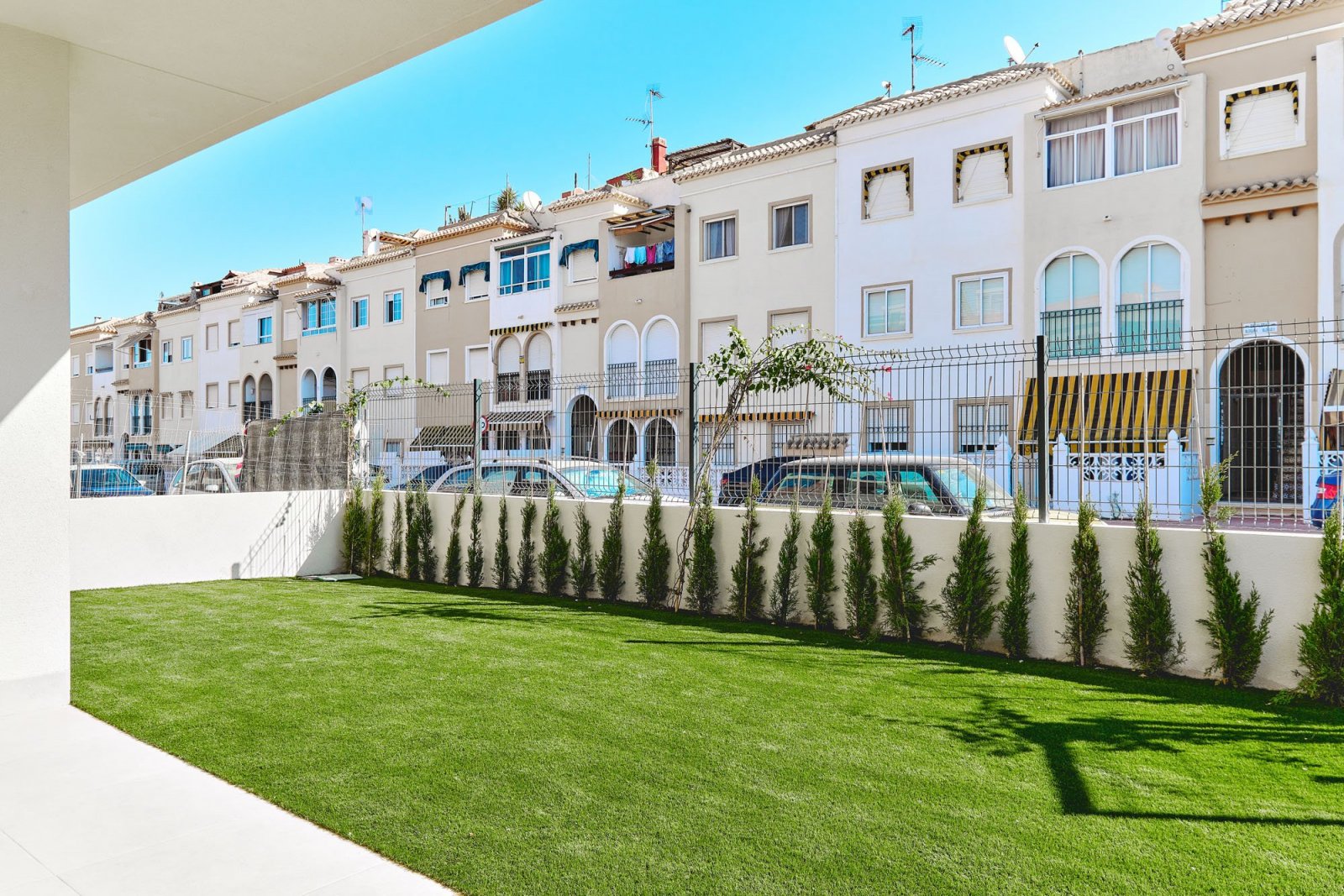 Moderner Bungalow mit drei Schlafzimmern, Solarium und Terrasse in der Nähe des Strandes von Torrevieja