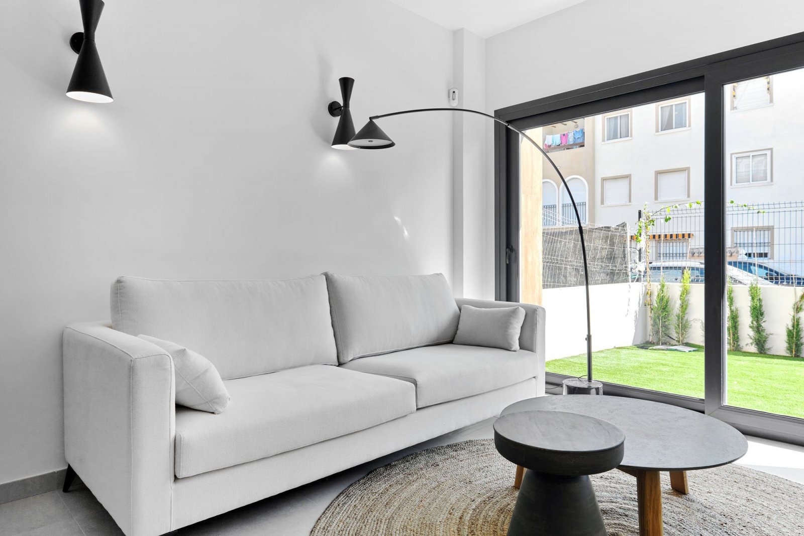Moderner Bungalow mit drei Schlafzimmern, Solarium und Terrasse in der Nähe des Strandes von Torrevieja