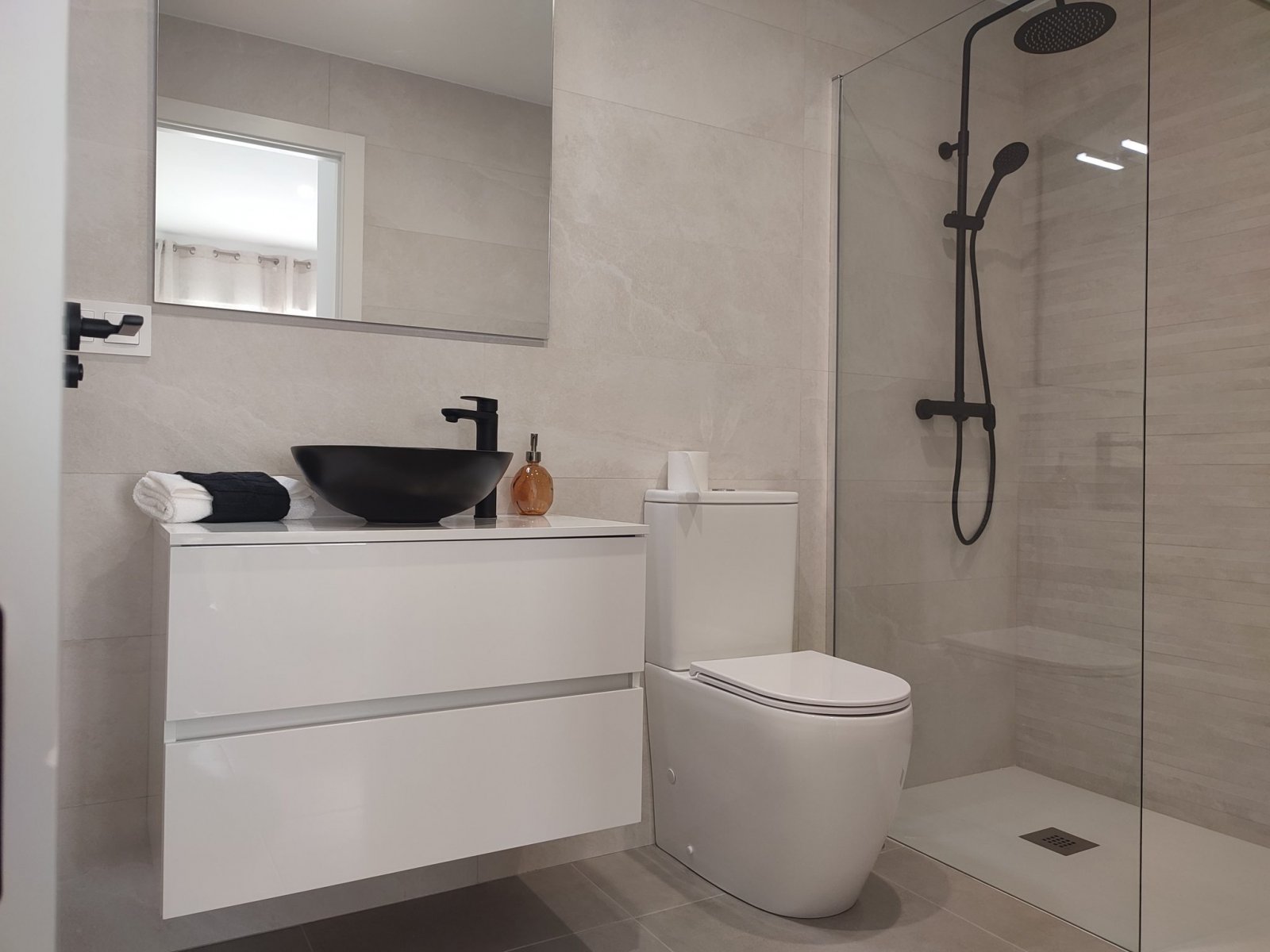 Modernes Haus in Spanien. In der Nähe von Meer und Golfplätzen. TOP-Preis!