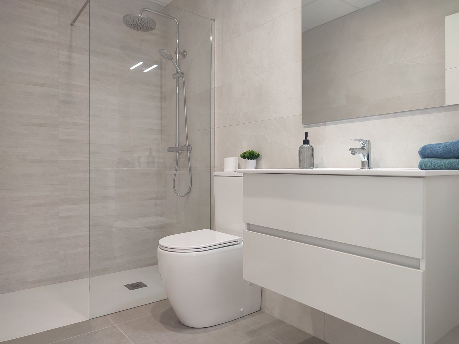Modernes Haus in Spanien. In der Nähe von Meer und Golfplätzen. TOP-Preis!