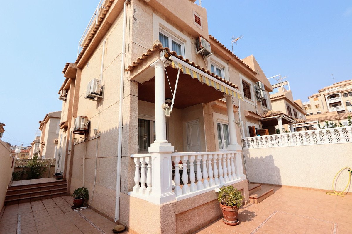 Außergewöhnliches Doppelhaus mit Meerblick und direktem Strandzugang, Torrevieja