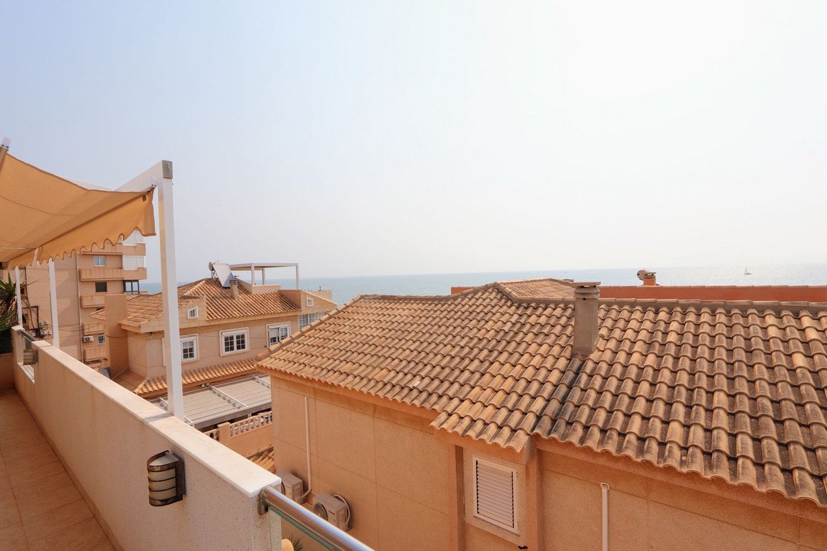 Außergewöhnliches Doppelhaus mit Meerblick und direktem Strandzugang, Torrevieja