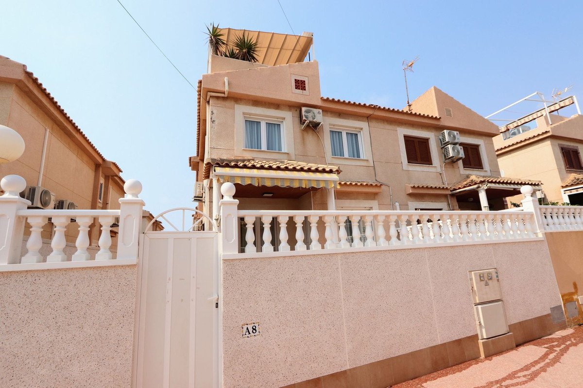 Außergewöhnliches Doppelhaus mit Meerblick und direktem Strandzugang, Torrevieja