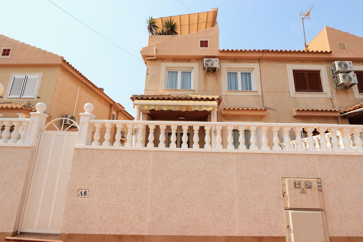 Außergewöhnliches Doppelhaus mit Meerblick und direktem Strandzugang, Torrevieja