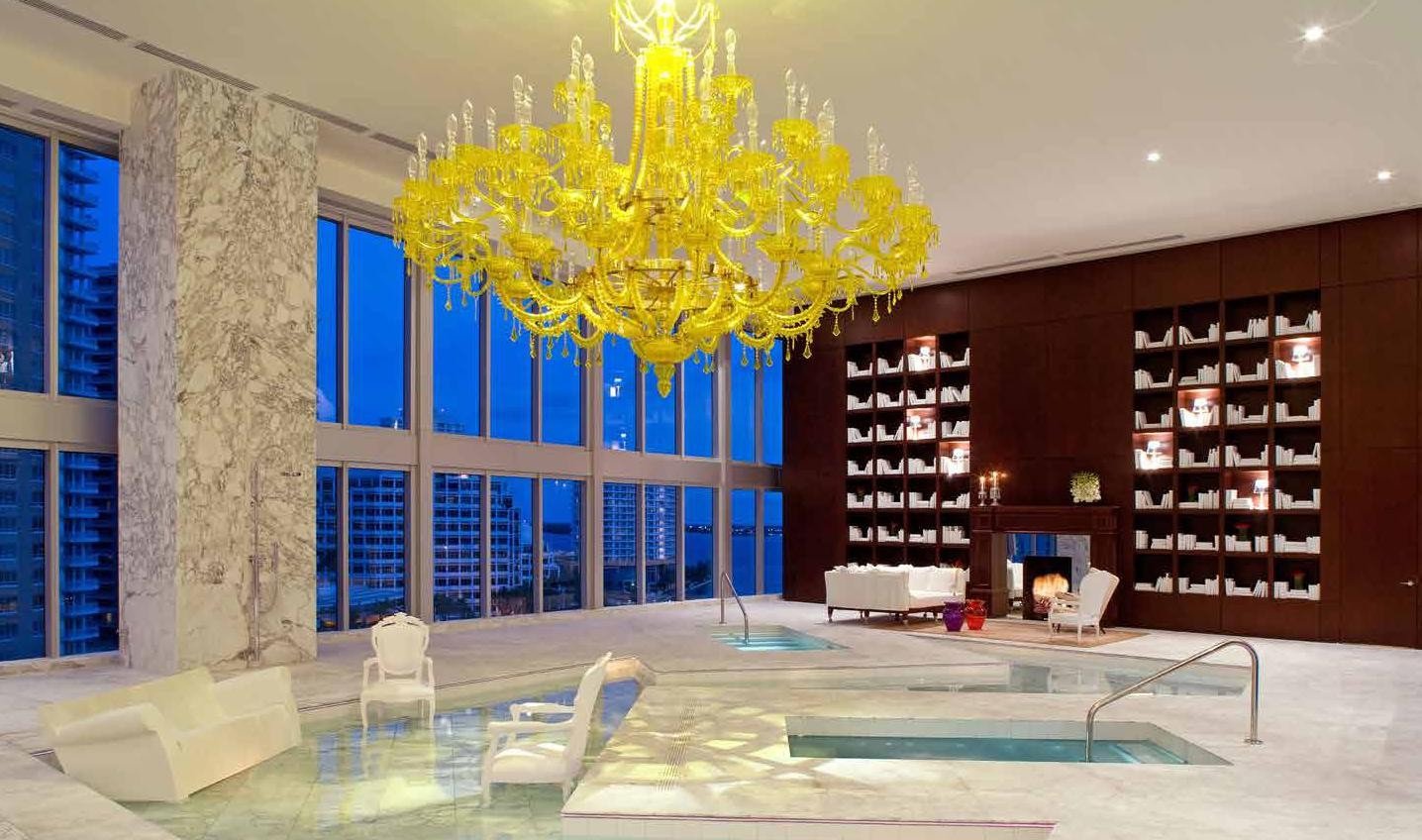 Große 4+1-Zimmer-Villa mit sechs Badezimmern und Swimmingpool direkt am Meer in Limassol.