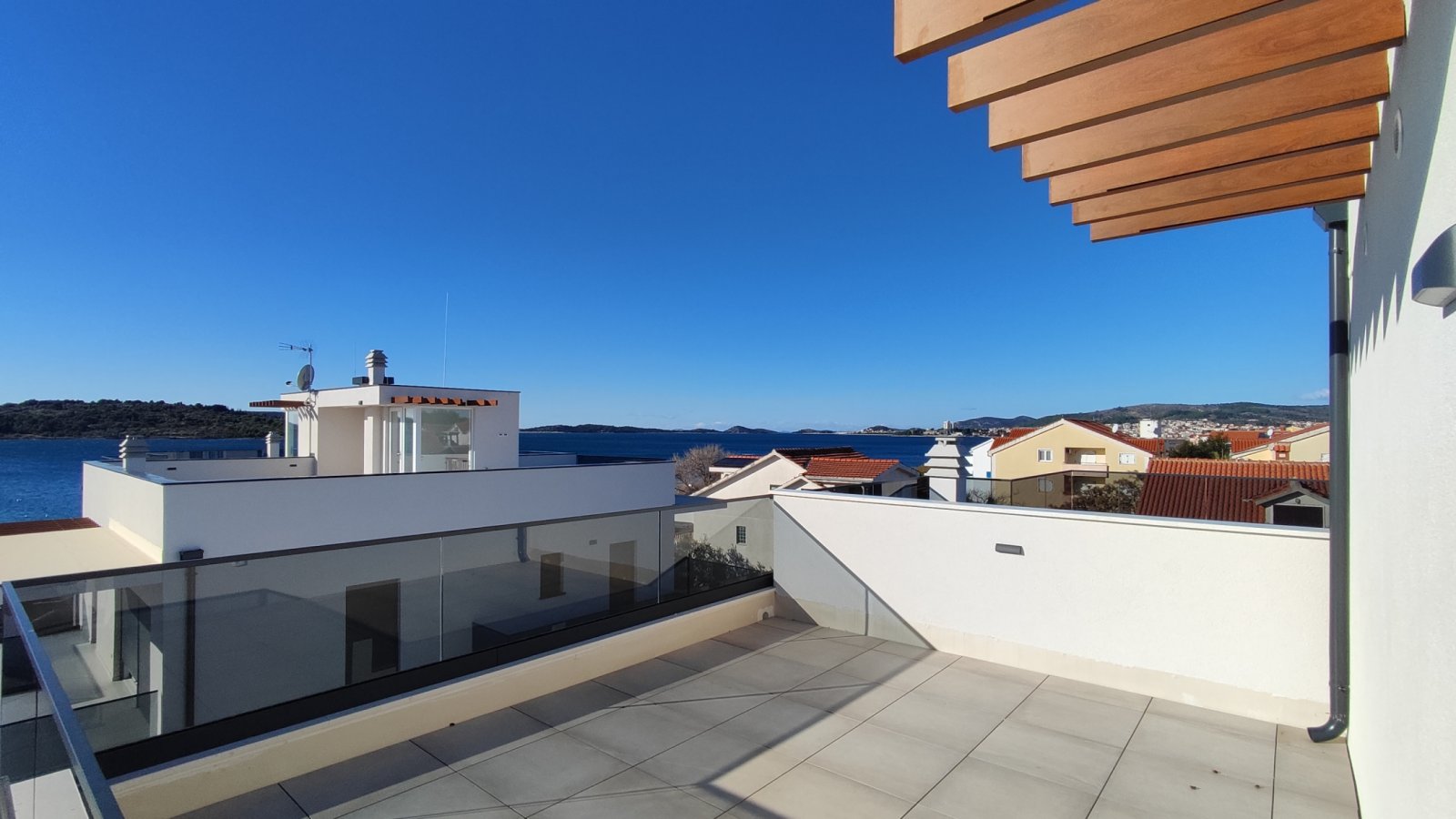 Luxuriöse Maisonette-Wohnung mit Dachterrasse, nur 100 m vom Meer entfernt in Vodice, Srima