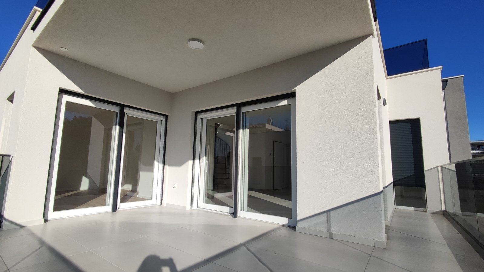 Luxuriöse Maisonette-Wohnung mit Dachterrasse, nur 100 m vom Meer entfernt in Vodice, Srima