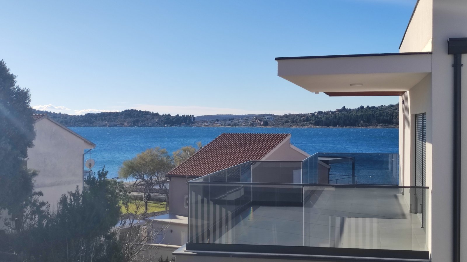 Luxuriöse Maisonette-Wohnung mit Dachterrasse, nur 100 m vom Meer entfernt in Vodice, Srima