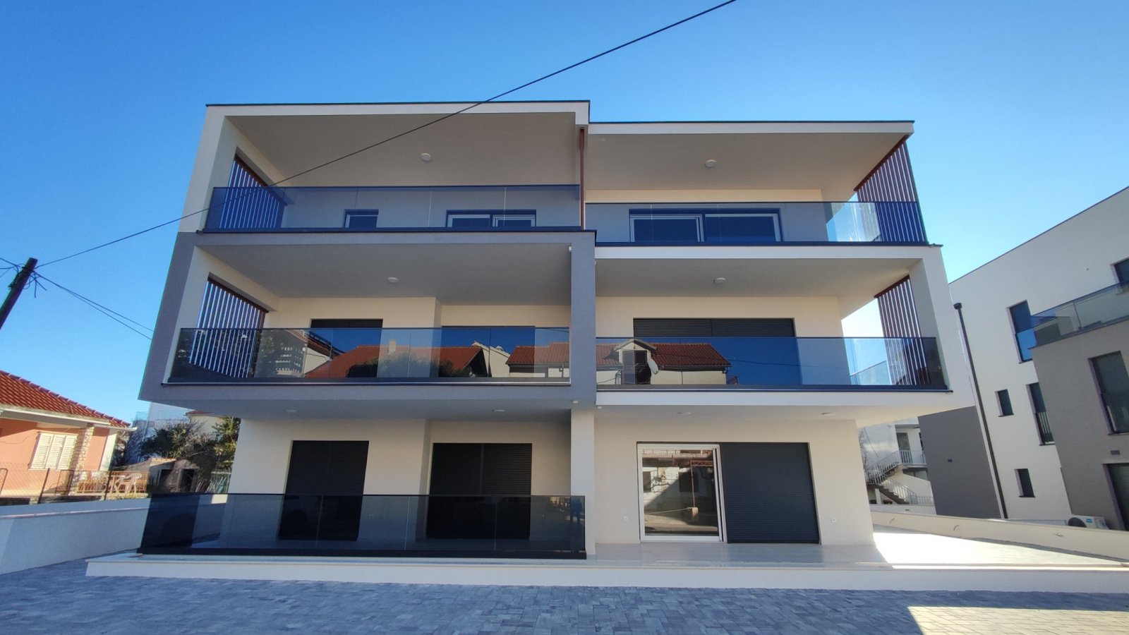 Luxuriöse Maisonette-Wohnung mit Dachterrasse, nur 100 m vom Meer entfernt in Vodice, Srima