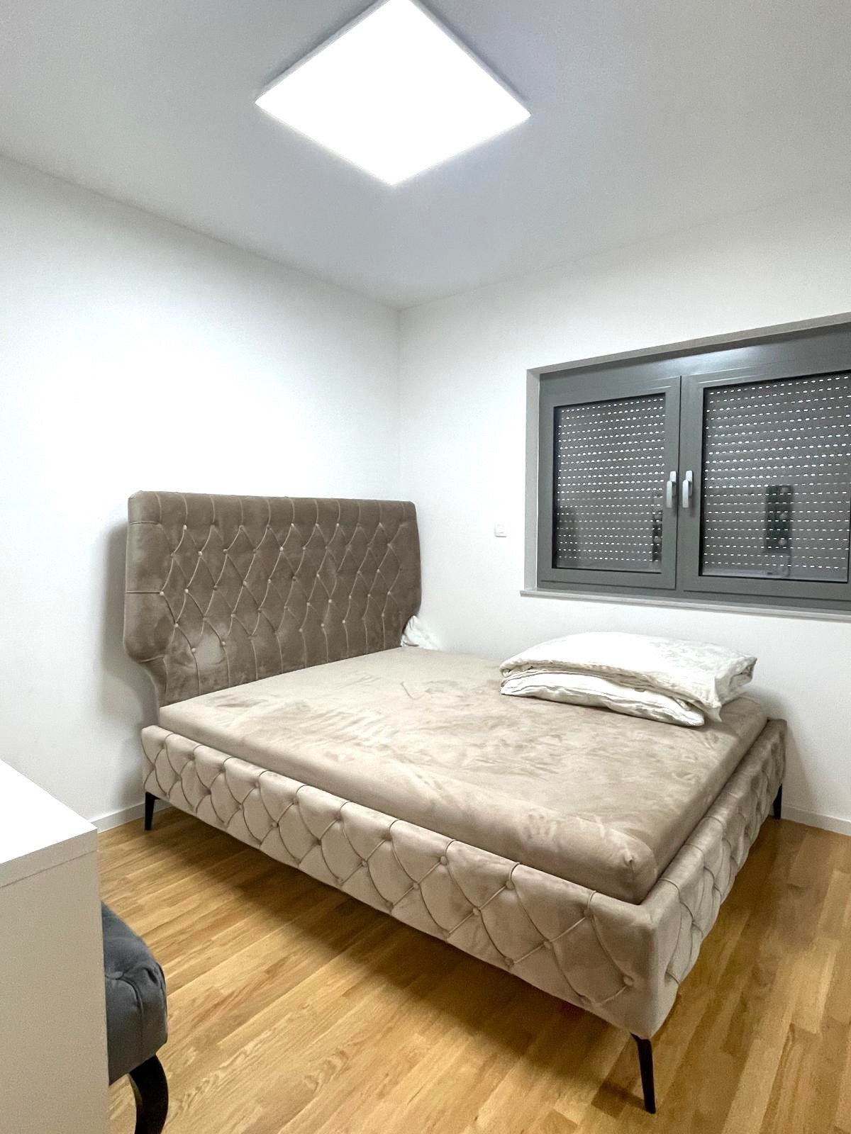 Luxuriös möbliertes Apartment mit vier Schlafzimmern und Terrasse, 700 Meter vom Strand in Vodice entfernt