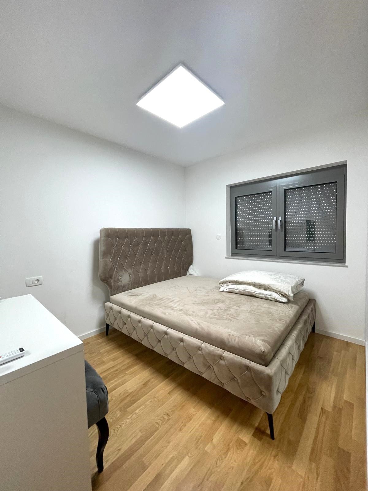 Luxuriös möbliertes Apartment mit vier Schlafzimmern und Terrasse, 700 Meter vom Strand in Vodice entfernt