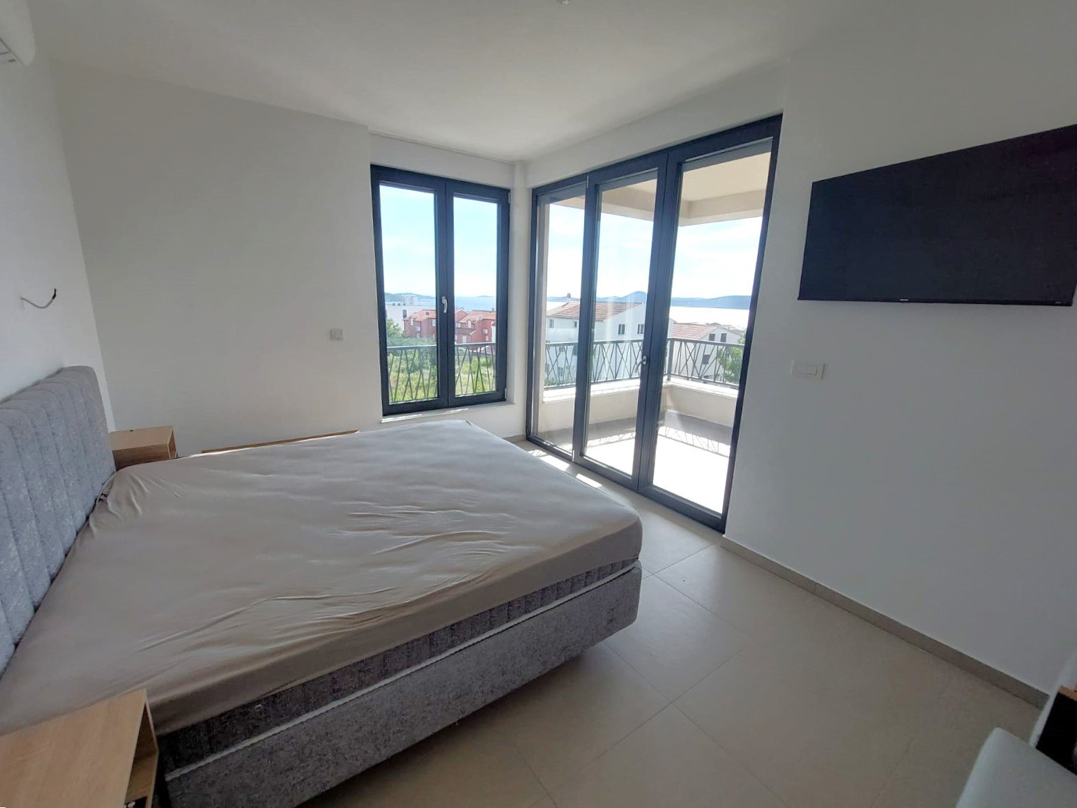 Luxuriöses Doppelhaus mit Swimmingpool und Panoramablick auf das Meer in Vodice