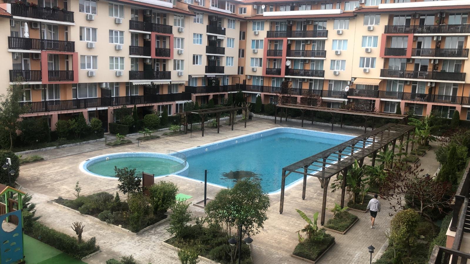 Aheloy: Appartamento con 2 camere e vista sulla piscina in affitto a lungo termine ad Aheloy, Bulgaria 