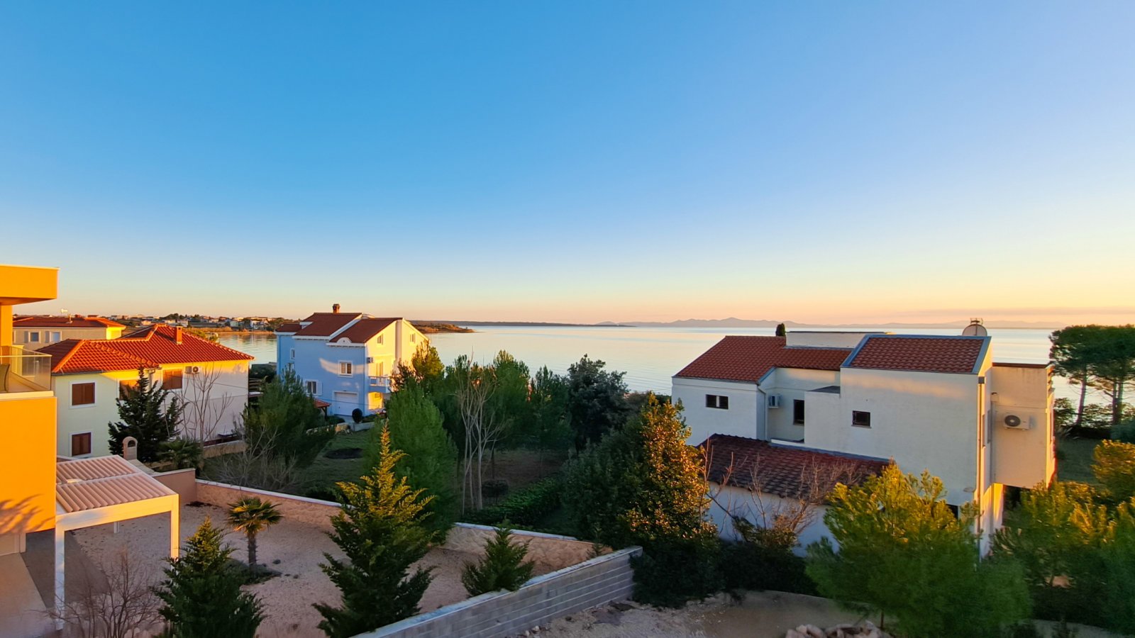 Premium-Apartment nur 50 m vom Meer entfernt, Dachterrasse → Privlaka