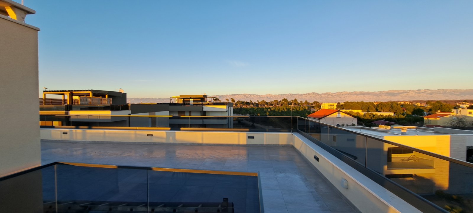 Premium-Apartment nur 50 m vom Meer entfernt, Dachterrasse → Privlaka