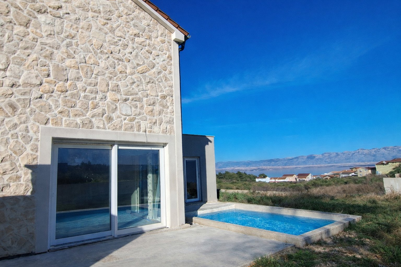 Elegante Villa mit Pool und Meerblick Vir