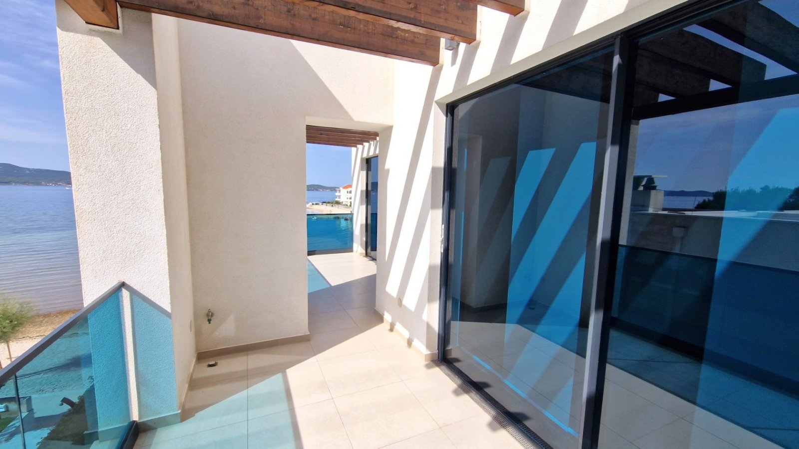 Luxuriöse Maisonette-Wohnung in erster Strandreihe mit Panoramablick, Sukošan, Kroatien
