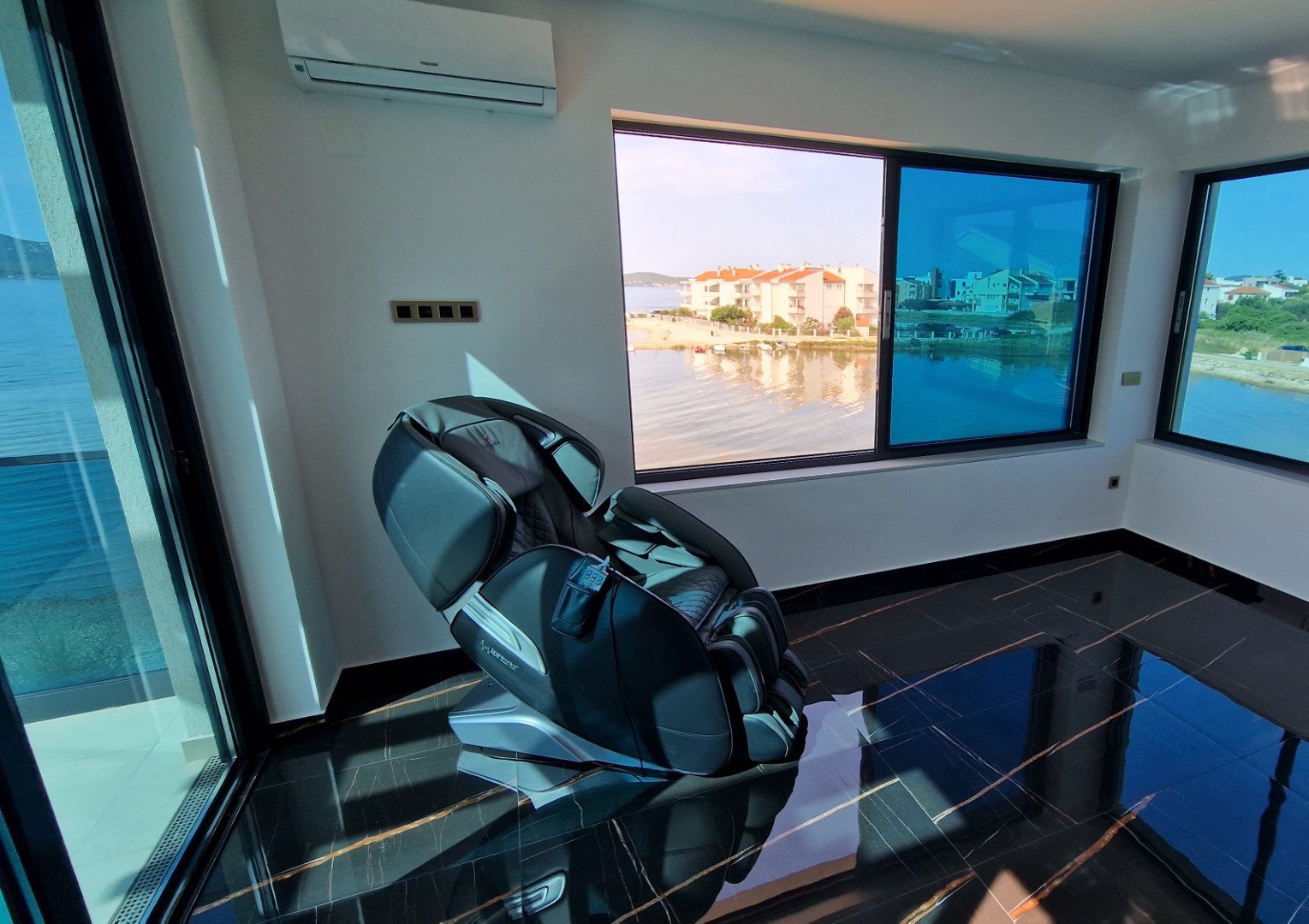 Luxuriöse Maisonette-Wohnung in erster Strandreihe mit Panoramablick, Sukošan, Kroatien