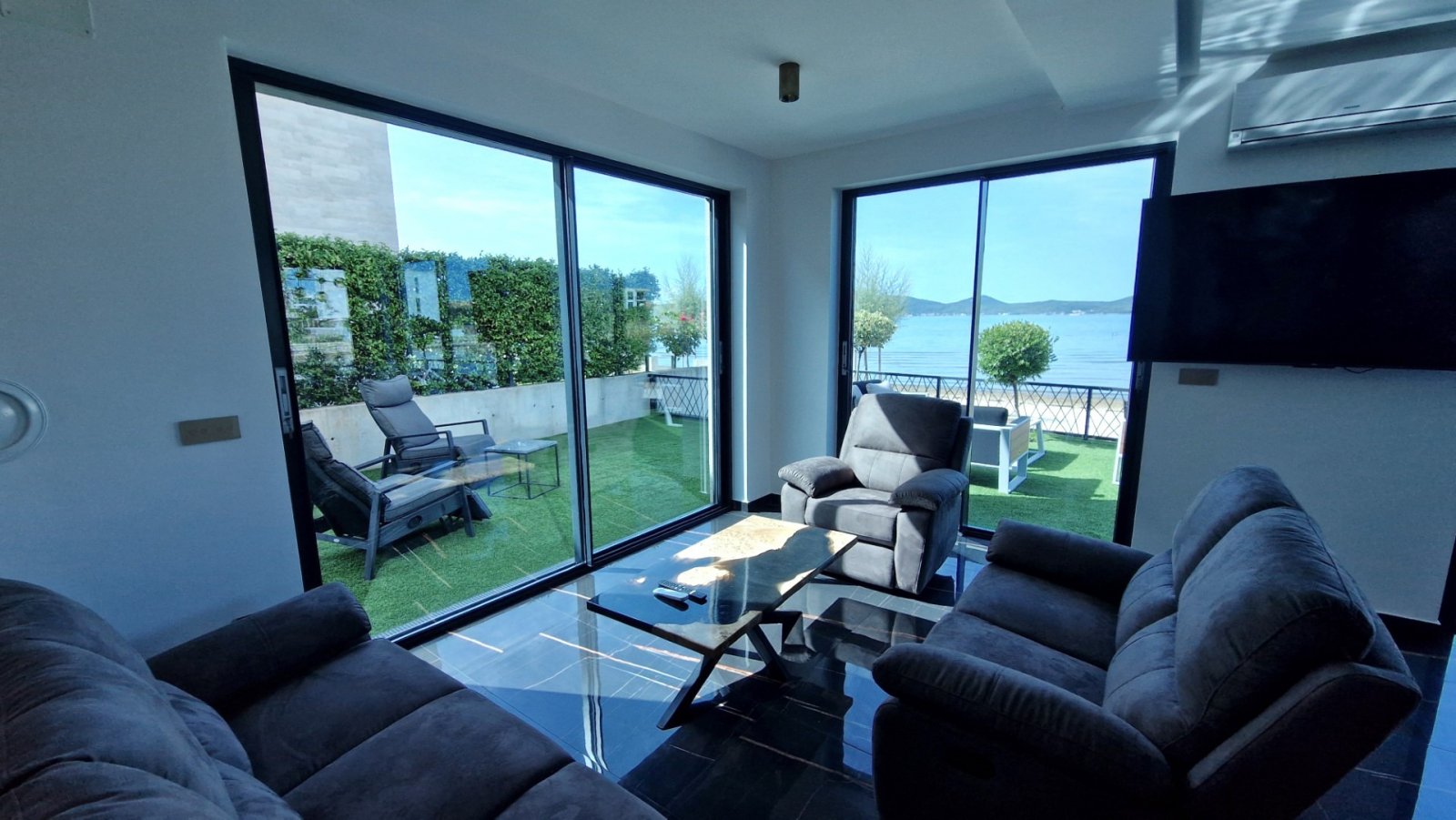 Luxuriöse Maisonette-Wohnung in erster Strandreihe mit Panoramablick, Sukošan, Kroatien