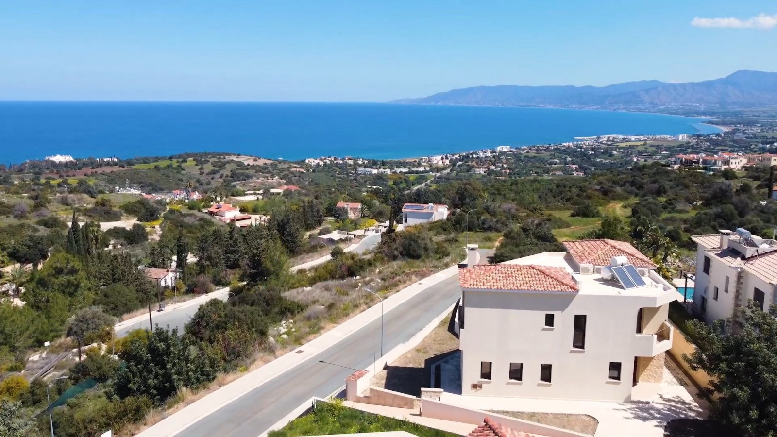 Luxuriöse Villa mit Pool und Meerblick auf großem Grundstück