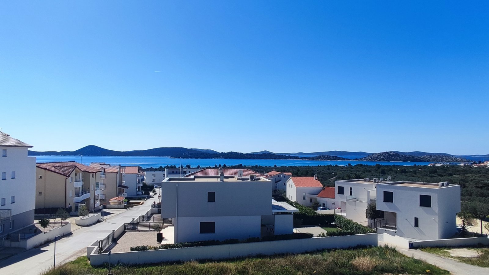 Modernes Doppelhaus mit Swimmingpool, Panoramablick und großem Garten in Vodice