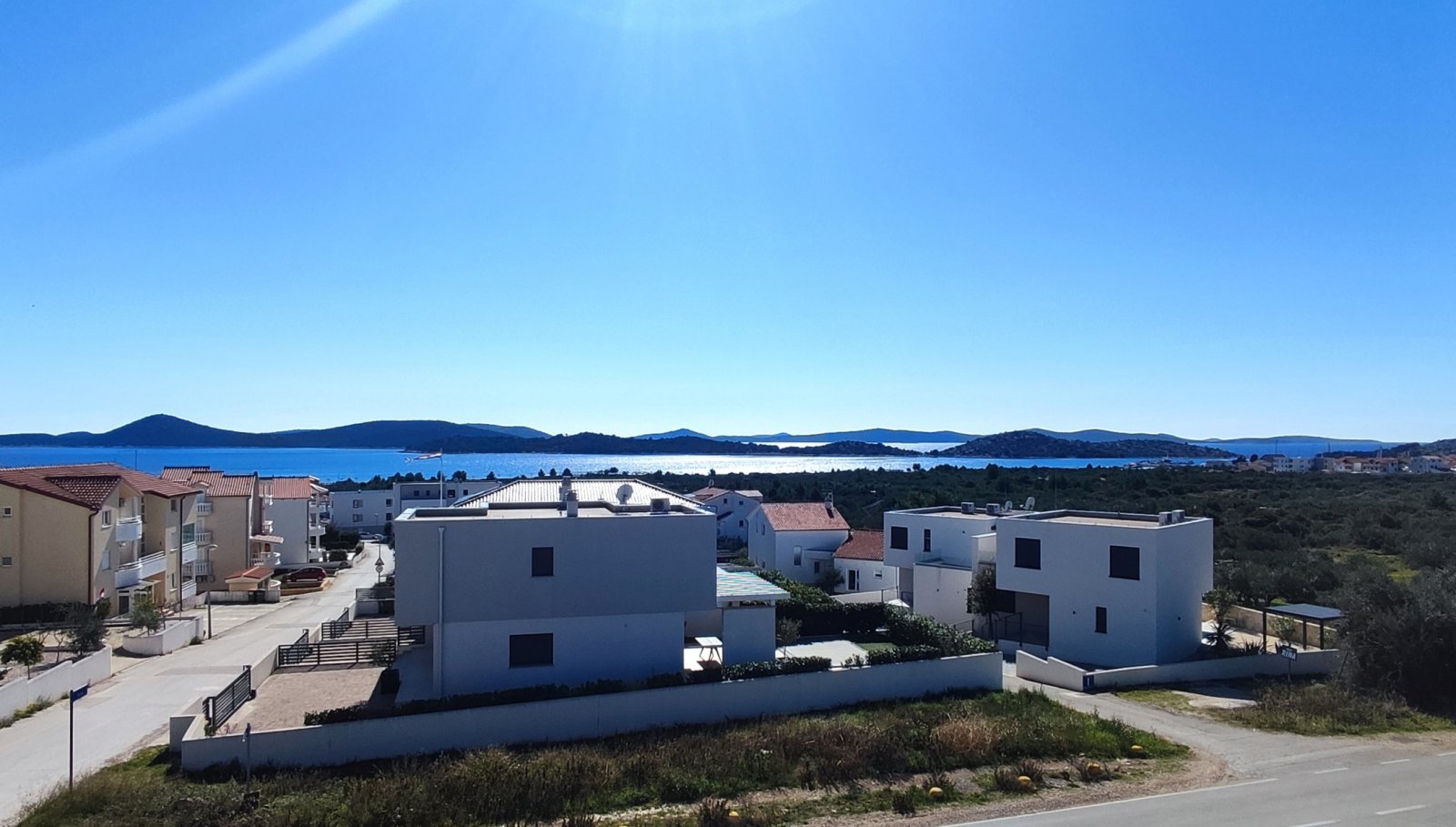 Modernes Doppelhaus mit Swimmingpool, Panoramablick und großem Garten in Vodice