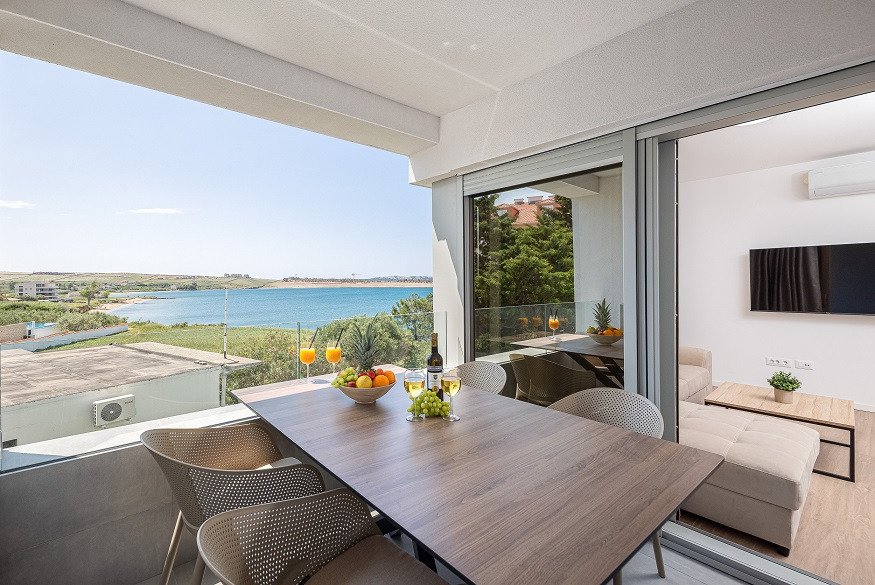 Luxusapartment in erster Reihe zum Meer mit Terrasse, Povljana