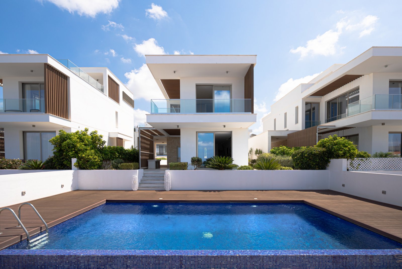Moderne Villa am Meer mit Dachterrasse, 4 Schlafzimmern und privatem Grundstück